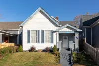 Prime Location w/ Pool Table + King Bed, Sleeps 16+! โรงแรมใน