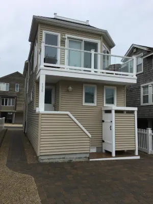 THIRD FROM THE BEACH - OCEAN & BAY VIEWS FROM THE ROOFTOP; SUNRISES & SUNSETS Hotels near Island Massage