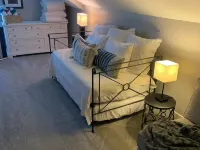 Farmhouse apartment on beautiful grounds. 2 mi. to Candlewood Lake 新費爾菲爾德酒店