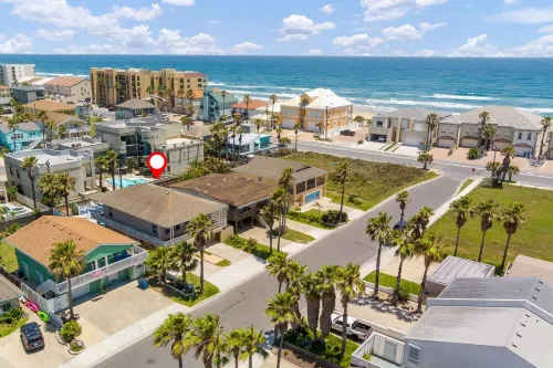 Family Beach House 4Br with Heated Pool and Spa.  Only 200 Steps to the Sand! - ジャグジー