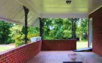Spacious Luxury Pet Friendly Home - Entire House Hotels in Henry County