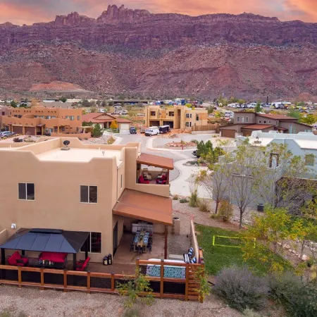 SG3 Private hot tub, Ping pong, Badminton, Huge Patio, Views