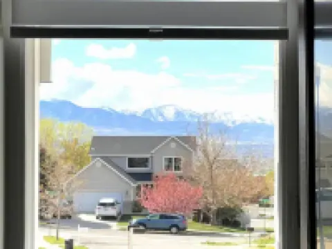 Spacious 2 KingBed 2 QueenBed Basement Apartment Hotels in Draper