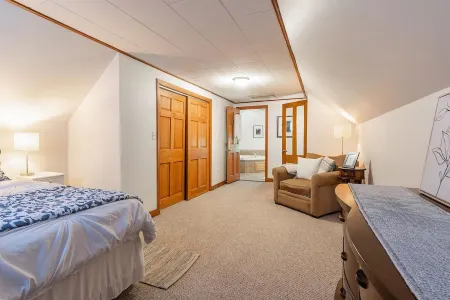 Private waterfront home Отели в г. Сандан