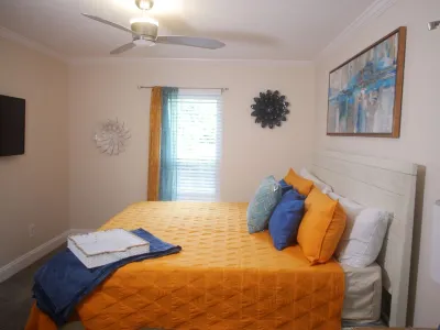 Cozy Condo near Buckhead and Mercedes Benz Stadium w/ Free Parking Hotels near Chestnut Drive Iglesia de Cristo
