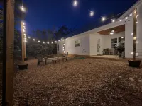 Game room and fire pit. Close to lake, river, restaurants and shops!