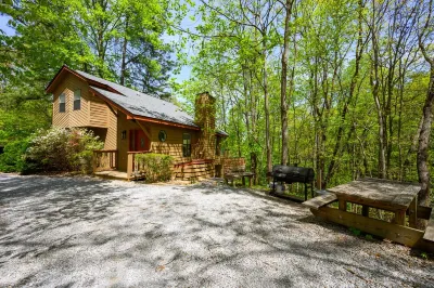 2 Bedroom Chalet+Deck+Hot Tub+Game Room+Fireplace