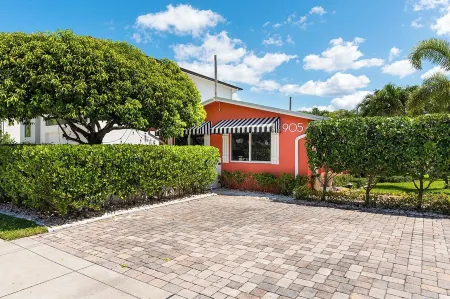 Cozy two bedroom with a private porch in Delray's Hottest Neighborhood Отели в г. Делрей-Бич