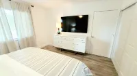 POSHPADZ Kai Villa-Water Views, Balcony, Walk to Jupiter Beach Sleeps 4