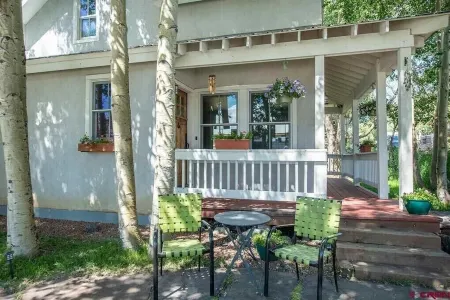 Fully Renovated In-Town Family-Friendly Home Отели в г. Крестед-Батт