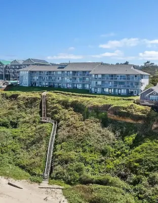 1st floor Oceanfront studio with king bed and hot-tub & AC
