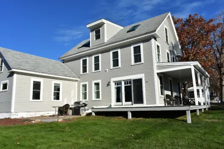 Meredith Bay - Brand New 2nd and 3rd floor Apartment in Private Home