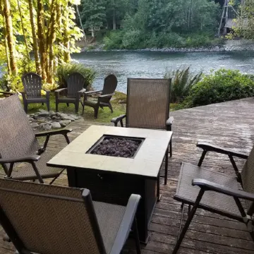 Cozy cabin on the river near Stevens Pass. Pet friendly with lots of amenities