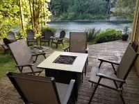 Cozy cabin on the river near Stevens Pass. Pet friendly with lots of amenities Hotel a Baring