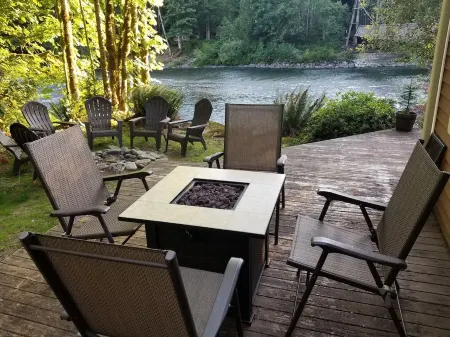 Cozy cabin on the river near Stevens Pass. Pet friendly with lots of amenities