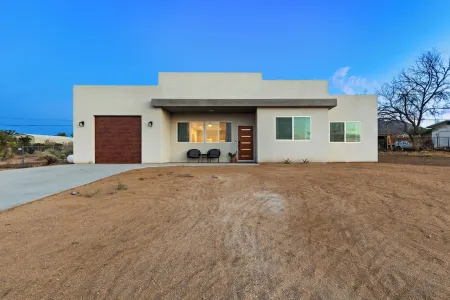 COZY JOSHUA TREE HOME- 9 min to the park! with Hot Tub Отели рядом с достопримечательностью «The Joshua Tree Art Gallery (JTAG)»