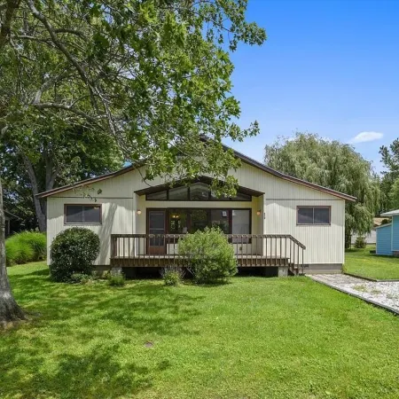 Cozy Vacation Home w/Sun Room in Bethany West
