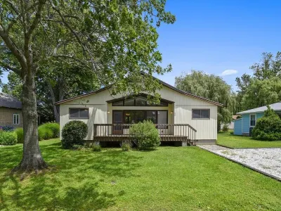 Cozy Vacation Home w/Sun Room in Bethany West Hotels near South Coastal Library