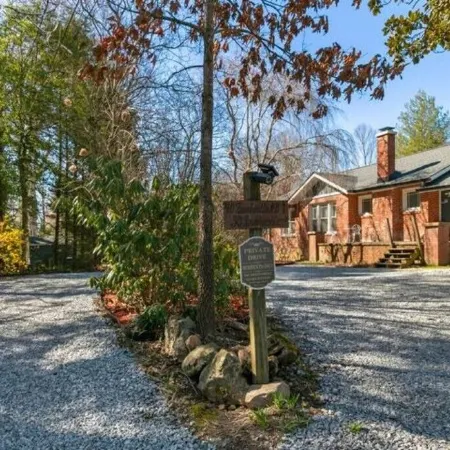 Peaceful Private Lane, Minutes to Airport, Modern & Cozy Отели в г. Флетчер