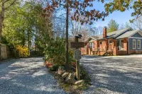 Peaceful Private Lane, Minutes to Airport, Modern & Cozy