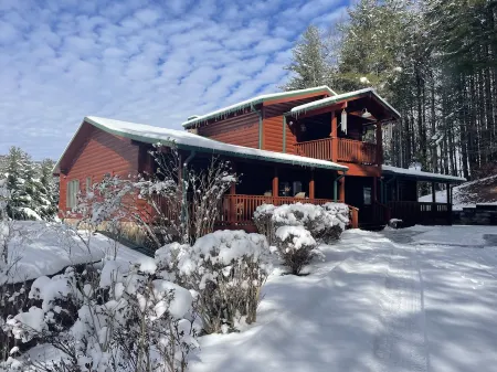 Blue Ridge Mountain Cabin; chill vibes, scenic views, nearby hiking and wineries Отели в г. Джонсон