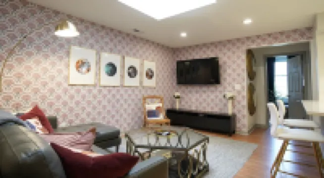 Funkytown Loft: 4BR, 2BA on Mass St, Steps to Dining & Entertainment