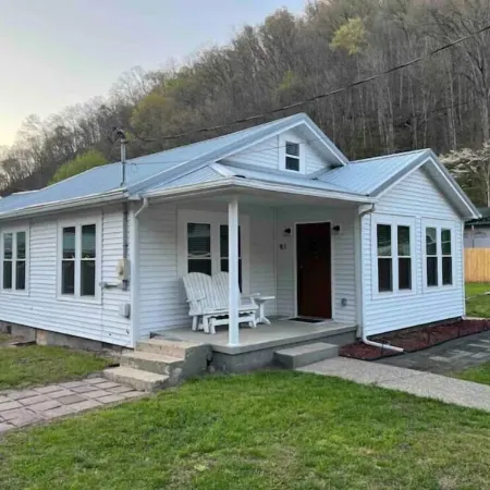3 bedroom home quiet neighborhood close to trails