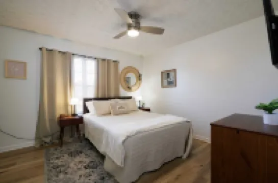 Renovated Townhome Close to Everything - 8 Guests