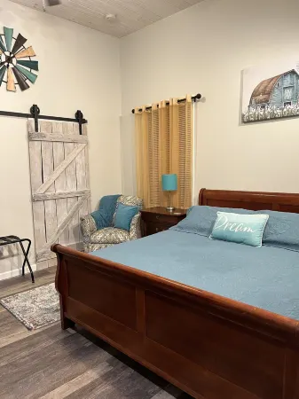 The Loft- second story, 2 bedroom apt with walk out balcony Отели в г. Licking County