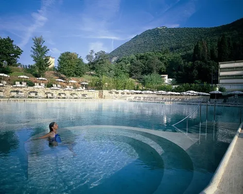 Historic house with garden in front of the Grotta Giusti Thermal pool near Lucca モンスンマーノ・テルメのホテル
