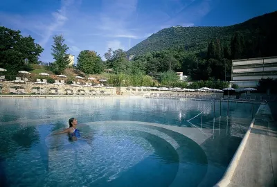 Historic house with garden in front of the Grotta Giusti Thermal pool near Lucca