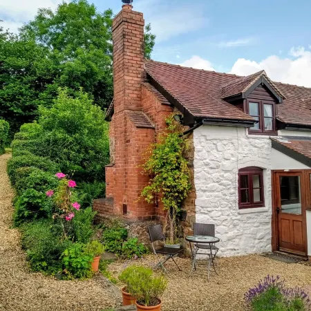 Beautiful and Quiet Rural hideaway for two near Ludlow with stunning views