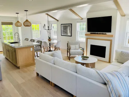 Charming new construction 4br cottage in town