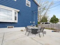 MKE River 3-LVL Townhouse 3BR+1.5BA with Parking for 2 Vehicles Hotels in Glendale