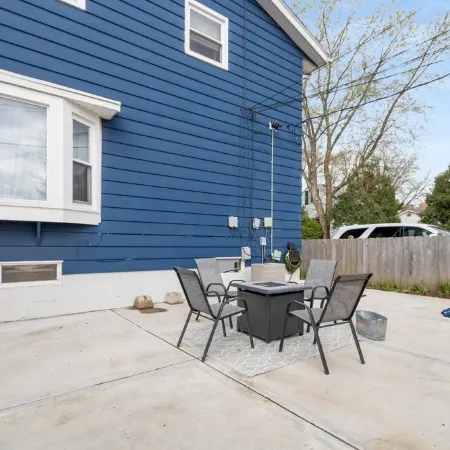 MKE River 3-LVL Townhouse 3BR+1.5BA with Parking for 2 Vehicles