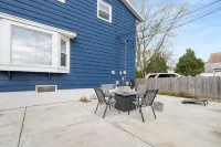 MKE River 3-LVL Townhouse 3BR+1.5BA with Parking for 2 Vehicles
