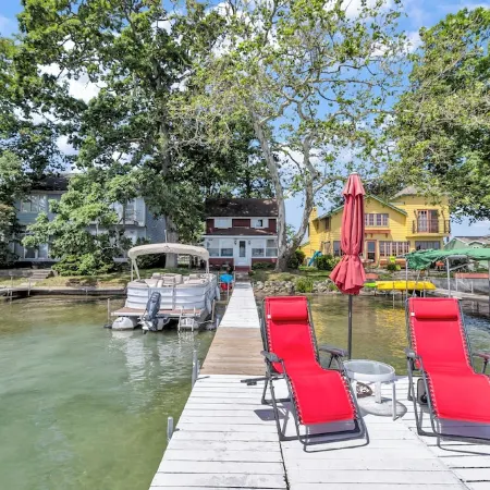 Waterfront lake cottage on gorgeous Clark Lake in Jackson! 4 bedrooms, sleeps 10