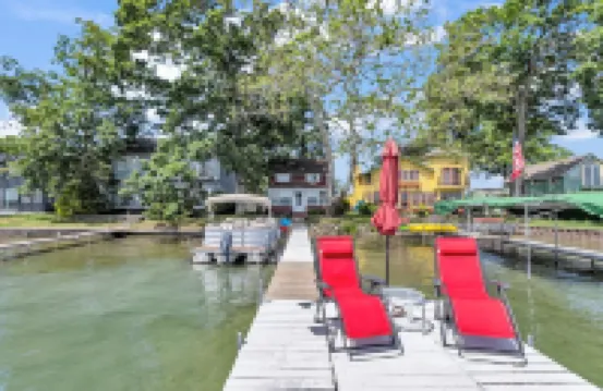 Waterfront lake cottage on gorgeous Clark Lake in Jackson! 4 bedrooms, sleeps 10