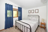 Perfect LakeHome w/ Amazing Views of Big Silver Lake w/ Kayaks Hot tub &Maui Mat