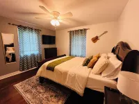 Bristol Bungalow steps away from Casino 🎰⚡️3 Beds and a Bar Hotels near Beech Grove United Methodist Church, Bristol, Va