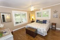 3‑ Lake House w/ Game Room, Water Access, Full Kitchen & Plenty of Space.