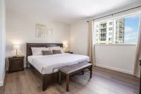 Lovely 2/2 with king bed, Parking, Self Check In.