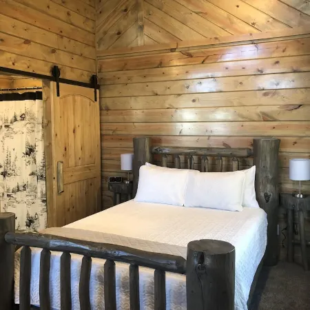 8 miles to Mount Rushmore - Sleeps 2 - King Bed