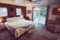 RIVER FRONT Pickleball & Bball Patio-Pets-2 houses