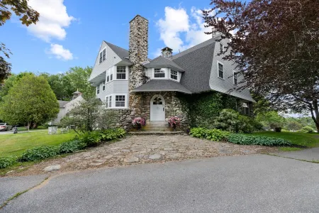 Waterfront Estate in Popham Beach Отели в г. Фипсберг