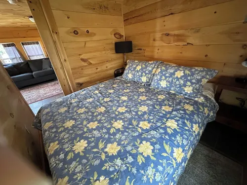 Cozy 1 bedroom cabin a few steps from Gardner Lake