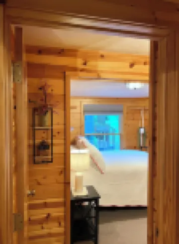 New! Cute 2-bedroom cottage in quaint Northport