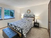 Entire home in Port Orchard, Washington with Game Room, Fire Pit and RV Parking فنادق في Parkwood