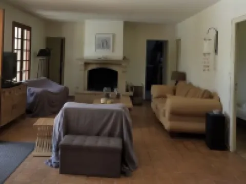 Villa for 6 near the sea with heated pool