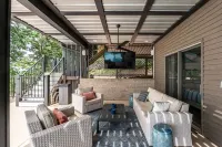 Lake Escape has it ALL--Deep water, panoramic views, POOL, main lake!